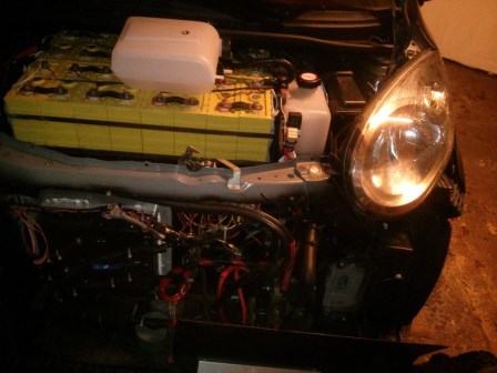 bag jernplade her sidder bms , curtis motorcontroller og en masse relæer, ledninger og andet